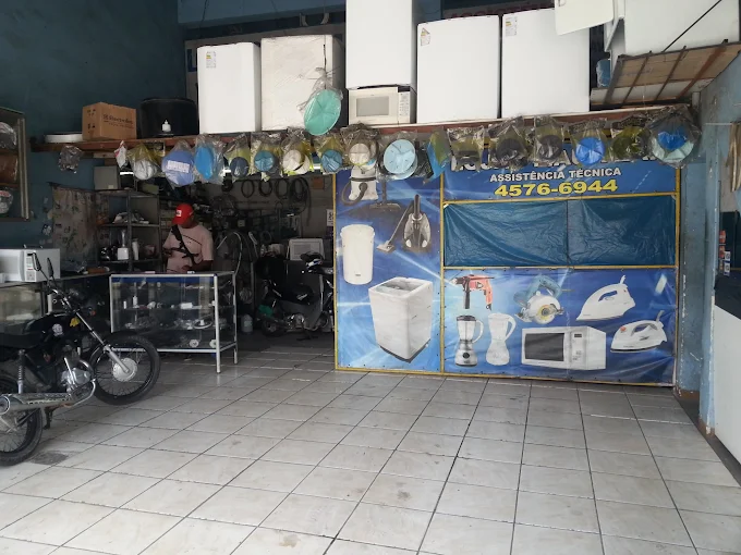 Técnico realizando manutenção em eletrodoméstico